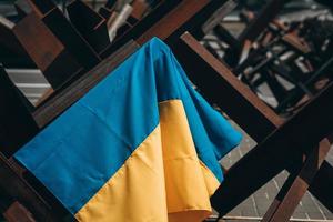 la bandera ucraniana cuelga de barricadas en la ciudad foto