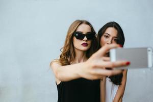 dos amigas tomándose una selfie foto