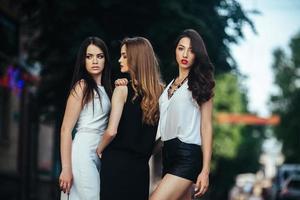 chicas guapas posando en una calle de la ciudad foto