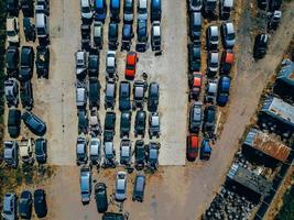 vista aérea del gran basurero de autos foto