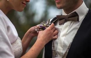 mujer ajustando boutonniere foto