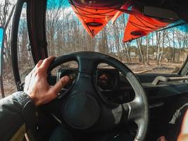 hombre conduciendo un camión suv por un sendero forestal. foto