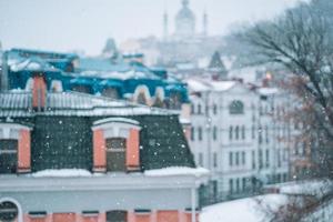 copiosas nevadas sobre la ciudad con los techos foto