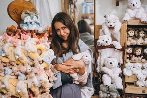 mujer hermosa joven con conejito de peluche foto