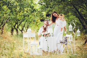 familia joven con niño en un picnic foto