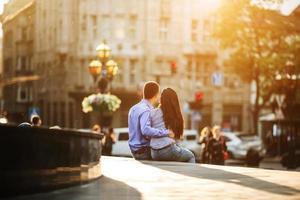 pareja divertirse en la ciudad foto