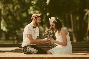 hermosa pareja en la ciudad foto