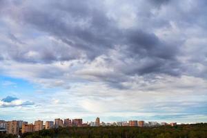nubes grises de la tarde de otoño bajo la ciudad foto