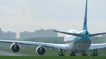 moscou, fédération de russie 12 septembre 2020 - cargo aérien coréen boeing 747 hl7624 faisant la queue sur la piste 24l avant le départ au coucher du soleil, aéroport international de sheremetyevo, svo uuee video