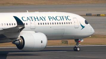 hong kong 10 de novembro de 2019 - cathay pacific airbus a350 b lrv iniciando a corrida de aceleração para decolar do aeroporto internacional chek lap kok, hong kong. video