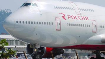 phuket, thailand november 26, 2018 - rossiya flygbolag boeing 747 flygplan ei xli taxning efter landning på phuket internationell flygplats video