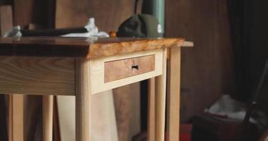 el trabajo de un carpintero. mesa de madera natural. tablero de nogal macizo. hecho a mano video