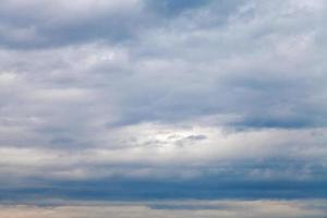 nubes grises lluviosas de otoño foto