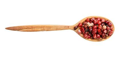 vista superior de la cuchara de madera con granos de pimienta rosa foto