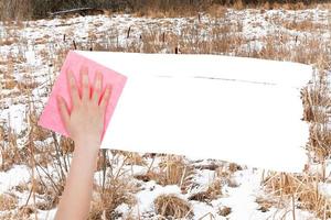 mano elimina pantano congelado por trapo rosa foto