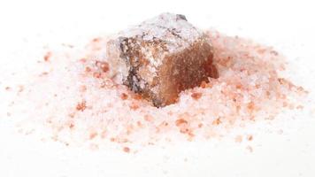 mineral de halita en bruto en sal rosa del himalaya foto