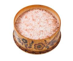 salero de madera con sal rosa del himalaya foto