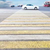 cebra de paso de peatones en la carretera foto