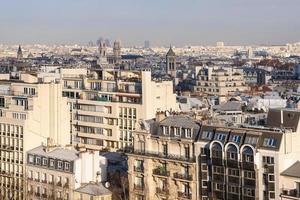 vista anterior de la ciudad de París en el crepúsculo de invierno foto