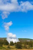 erupción de géiser en el valle de haukadalur en islandia foto