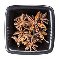 frutos secos de anís estrellado badian en un tazón aislado foto