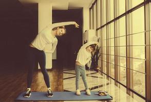 familia encantadora pasa tiempo en el gimnasio foto