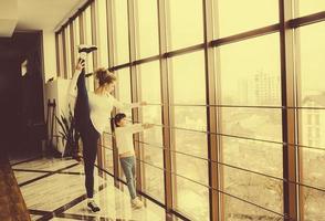 familia encantadora pasa tiempo en el gimnasio foto