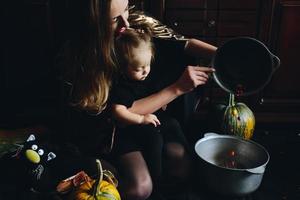 madre e hija jugando juntas en casa foto