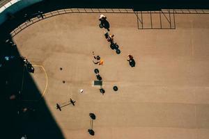 imágenes aéreas de un campo de deportes, gente haciendo levantamiento de pesas foto
