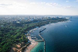 vista aérea panorámica de la ciudad, la bahía con barcos y yates foto