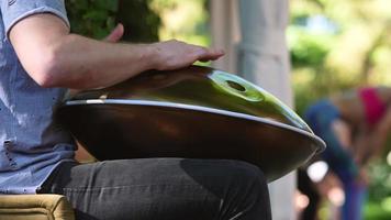 hombre tocando pan de mano o tambor de acero video