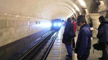 un' cavalcata su il metropolitana durante un' pandemia video