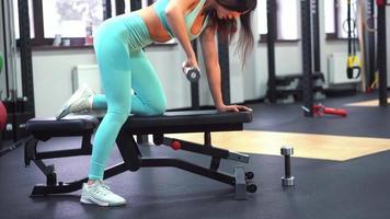 mujer fitness en ropa activa haciendo ejercicio en el gimnasio video