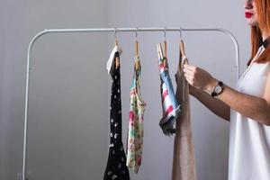 mulher olha roupas penduradas em um rack video