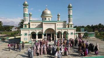 vue aérienne de la grande mosquée de bandung, ouest de java - indonésie. video