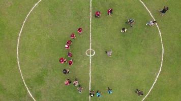 vista aérea del campo de fútbol amateur - partido de fútbol amateur. video