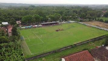 vista aérea del campo de fútbol amateur - partido de fútbol amateur. video
