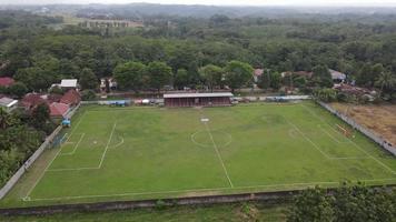 vue aérienne du terrain de football amateur - match de football amateur. video