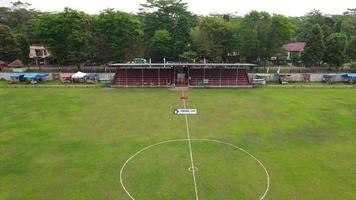 vue aérienne du terrain de football amateur - match de football amateur. video