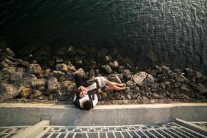 pareja divirtiéndose en la ciudad foto