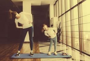 dos chicas de diferentes edades haciendo yoga foto