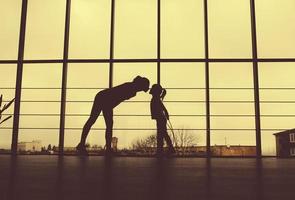 familia encantadora pasa tiempo en el gimnasio foto