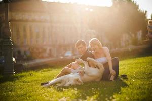 niño y niña con perro yacen en la hierba foto