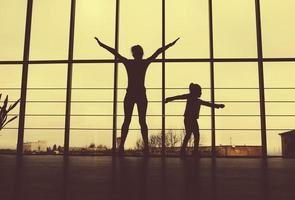 familia encantadora pasa tiempo en el gimnasio foto