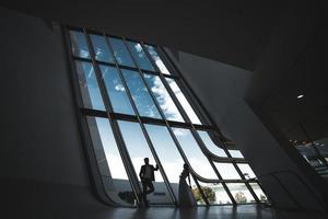 pareja de novios en un edificio futurista foto