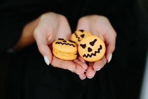 mujer sosteniendo una galleta para halloween foto