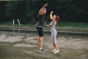 hermosa pareja bajo la lluvia foto