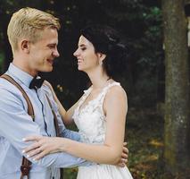 hermosa pareja de novios posando foto