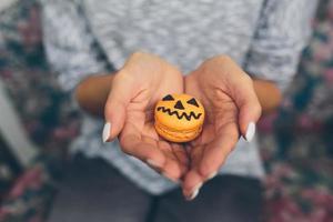 mujer sentada y sosteniendo una galleta foto