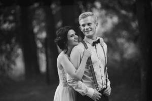 hermosa pareja de novios posando foto